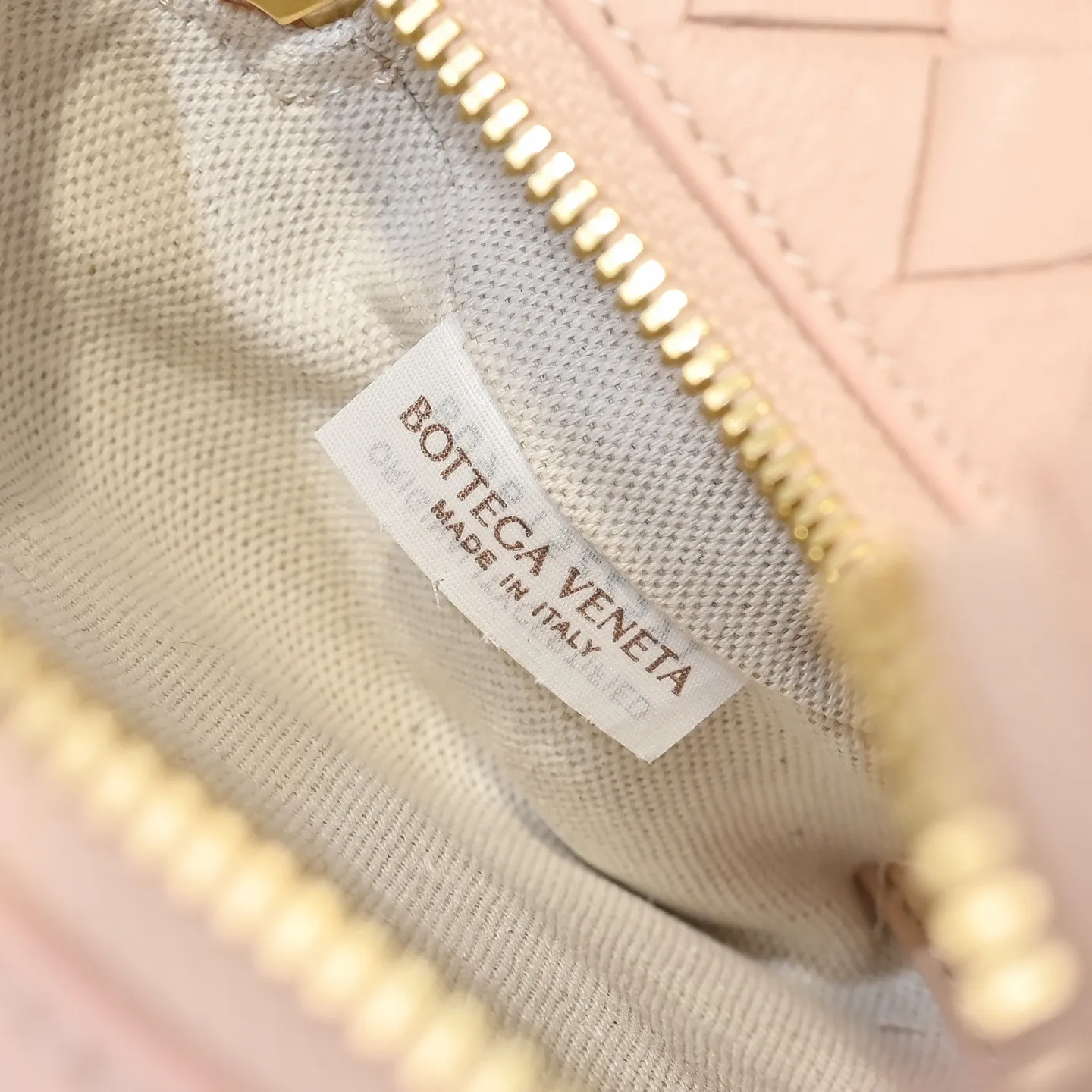 Batch 1360 BOTTEGA VENETA new loop is here! ! Many girls who like BV have owned the Loop bag. It has a simple appearance, classic weaving, and a compact and lightweight bag shape. This innovation continues the "camera bag" shape. Unlike the traditional Loop bag, which can only be worn as a crossbody bag, this innovation It can be carried by hand or cross-body, satisfying both the concave shape and daily needs. The oversized buckle can be folded and used as a handle. The sultry heat in summer ☀️ usually reduces people's desires. Having a lightweight bag will greatly enhance the happiness of traveling🫧 Style number: 6615 Size: 19*12*9cm